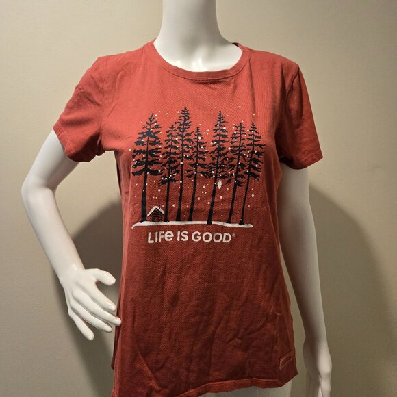 Life is Good Crusher T-Shirt Red Snowy Cabin Trees M - Picture 1 of 5